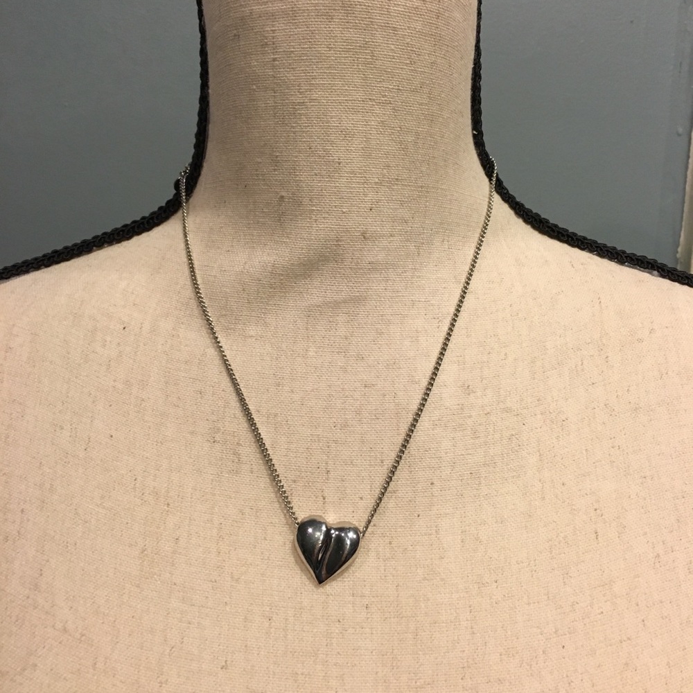 🔵Beautiful silver heart shaped necklace by Avon🔵